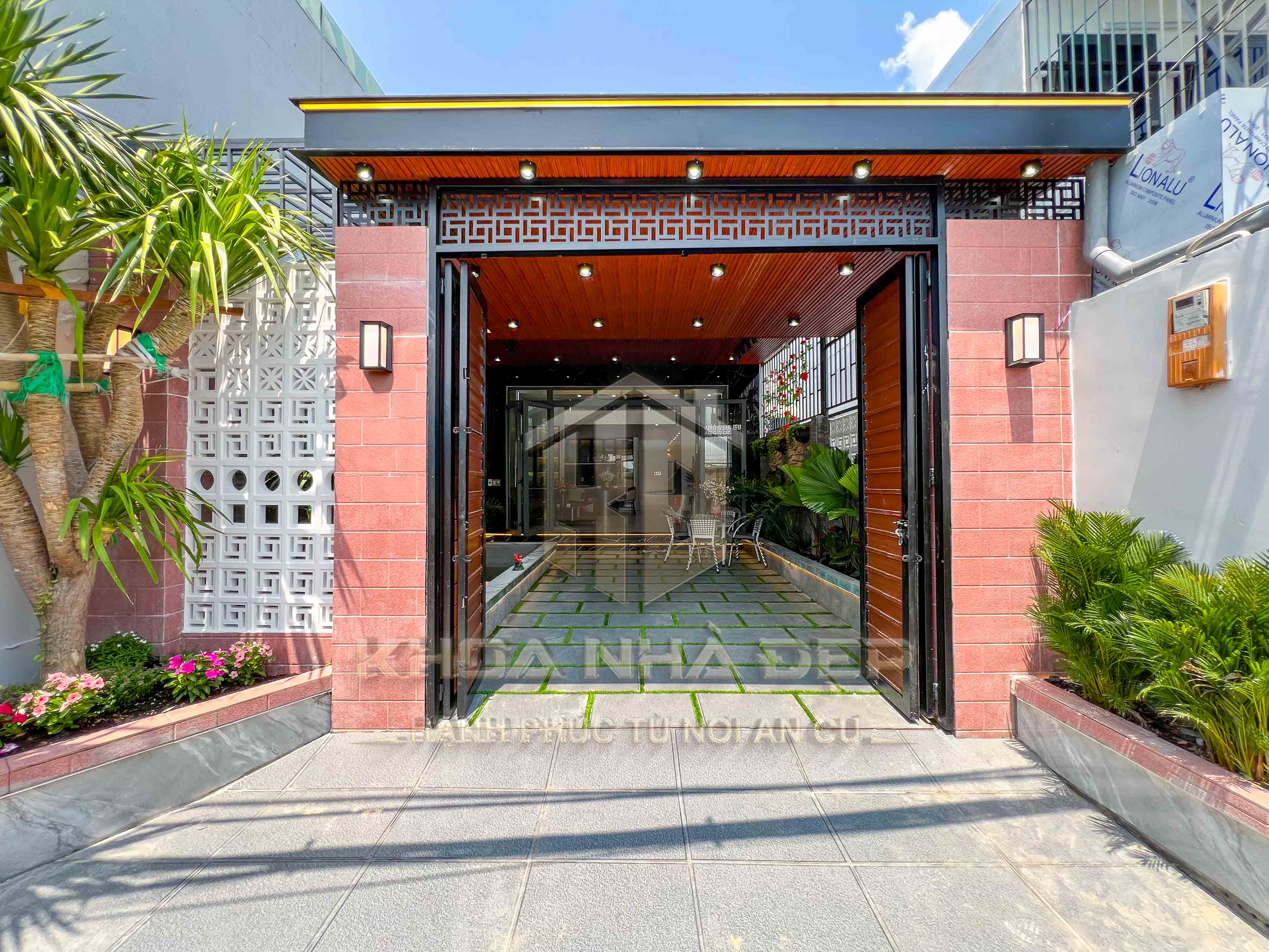 NHÀ PHỐ SÂN VƯỜN TUYỆT ĐẸP NGUYỄN THỊ HƯƠNG, NHÀ BÈ
